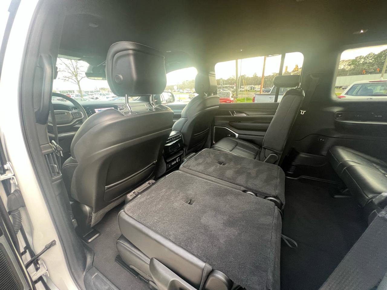 Used 2024 Jeep Wagoneer L Series II image 35