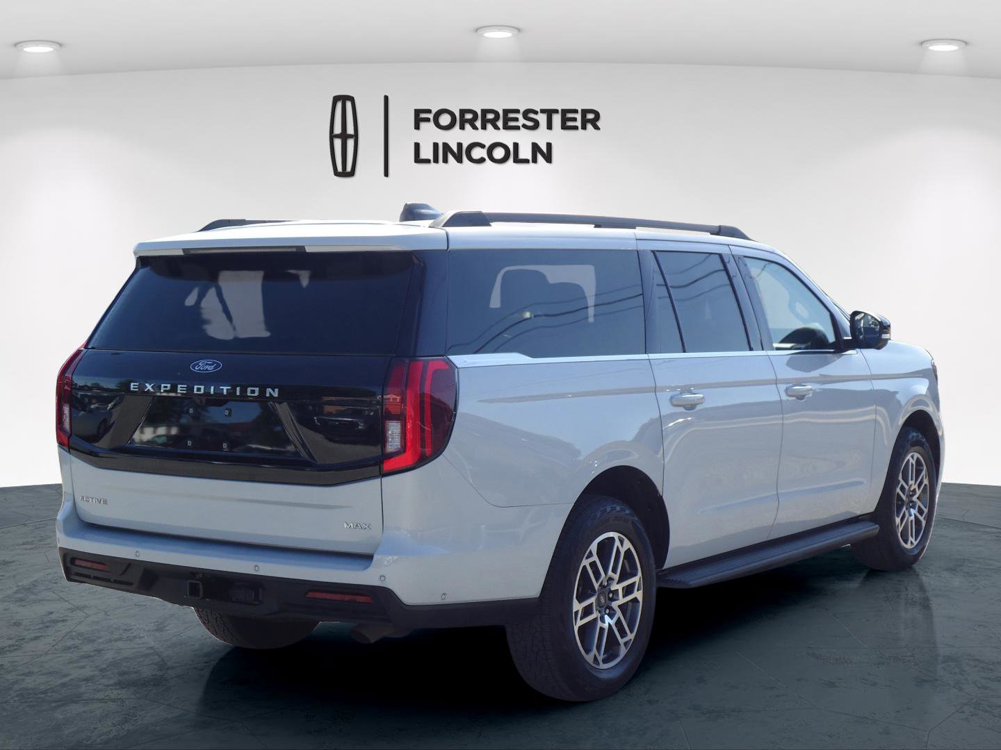 Used 2025 Ford Expedition Max Active AWD/4WD image 3