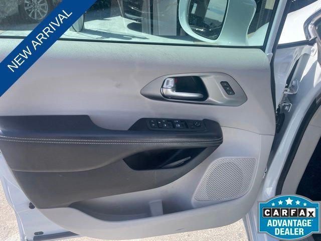 Used 2022 Chrysler Pacifica Touring-L FWD image 11