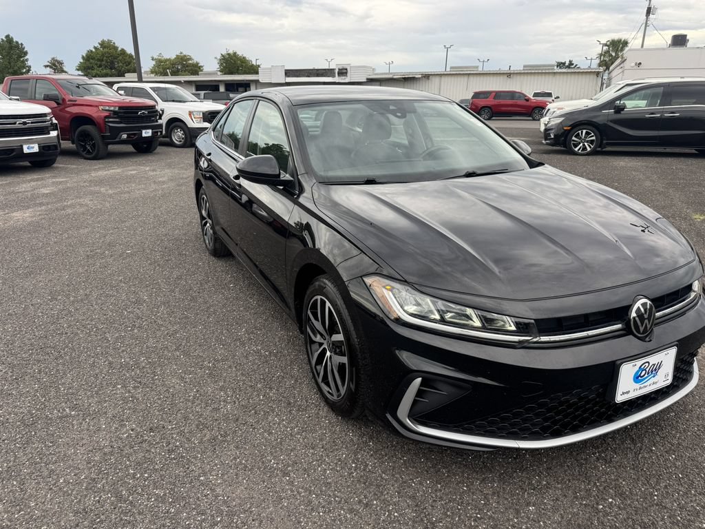 Used 2025 Volkswagen Jetta SE FWD image 3