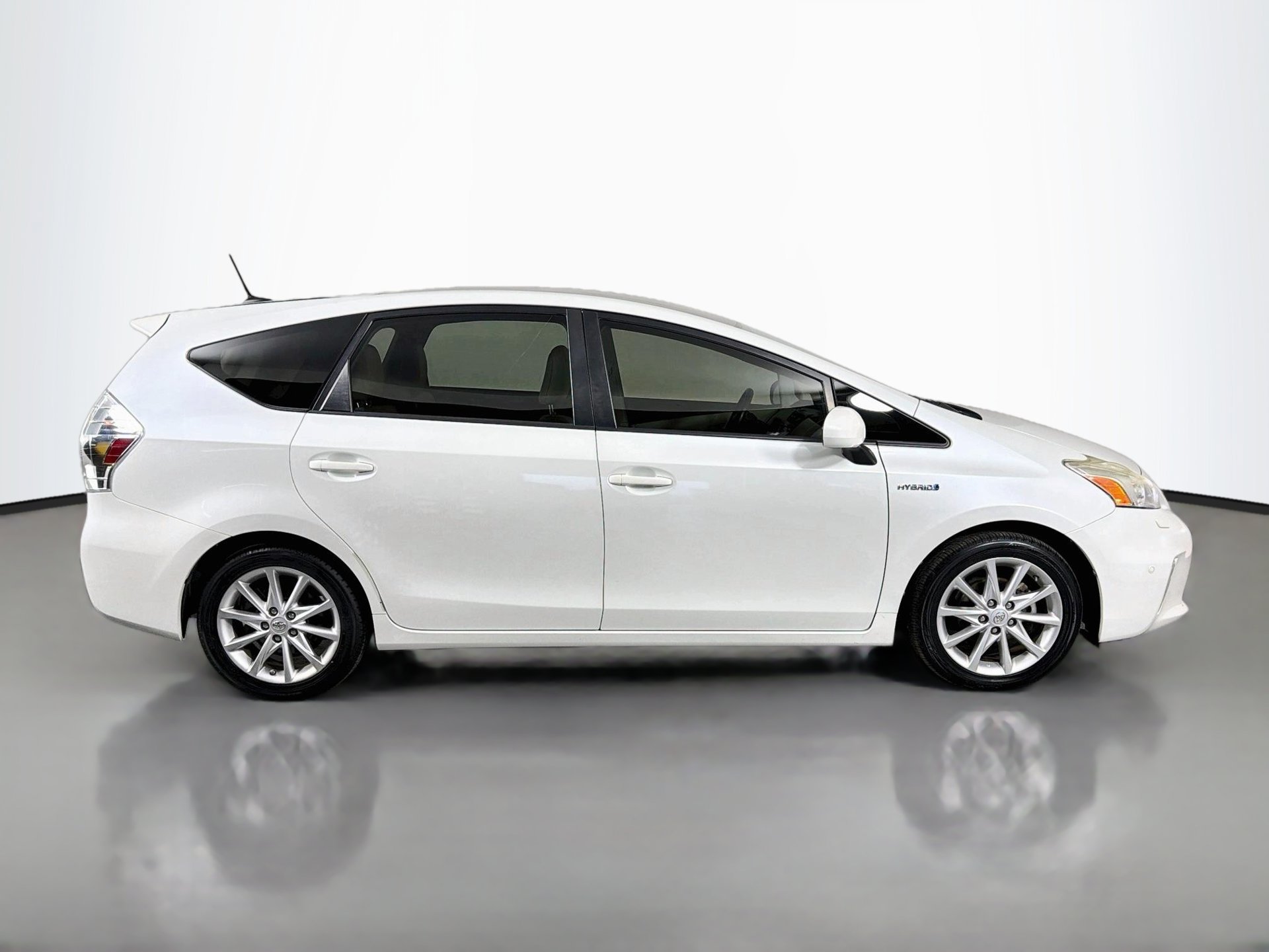 Used 2014 Toyota Prius V Five FWD image 4