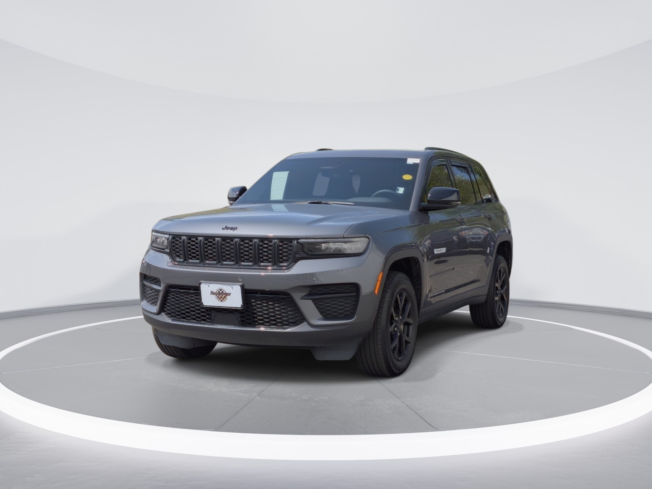 Used 2025 Jeep Grand Cherokee Altitude AWD/4WD image 3