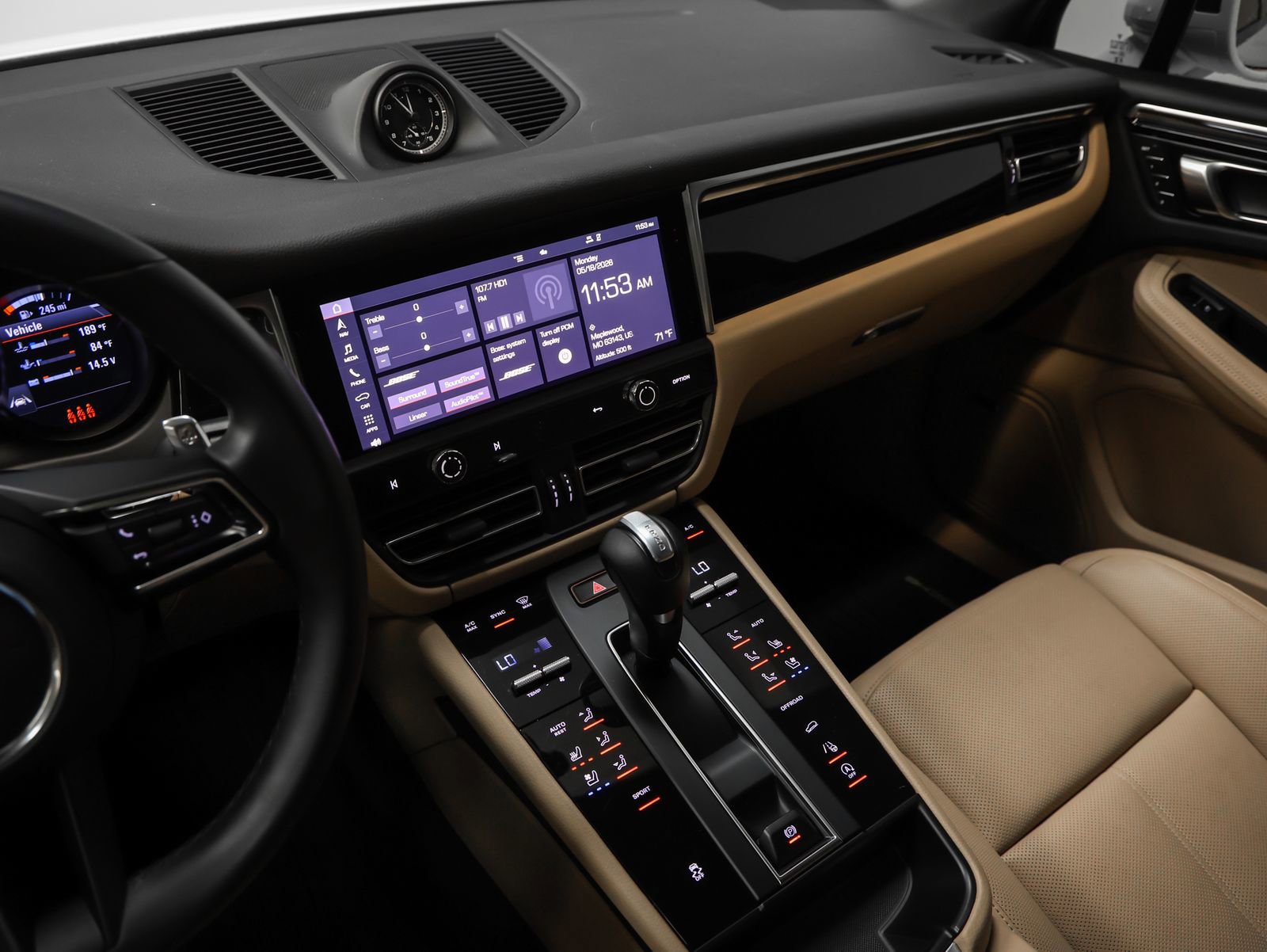 Certified 2023 Porsche Macan AWD/4WD image 30