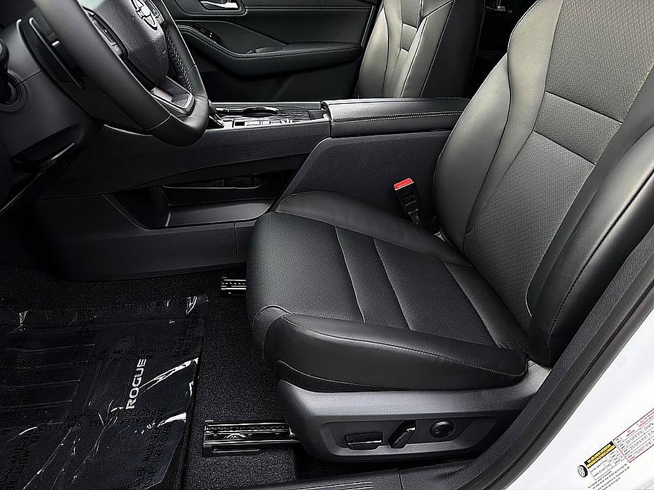 Used 2026 Nissan Rogue Dark Armor FWD image 11