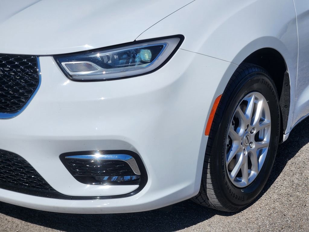 Used 2024 Chrysler Pacifica Touring-L image 10