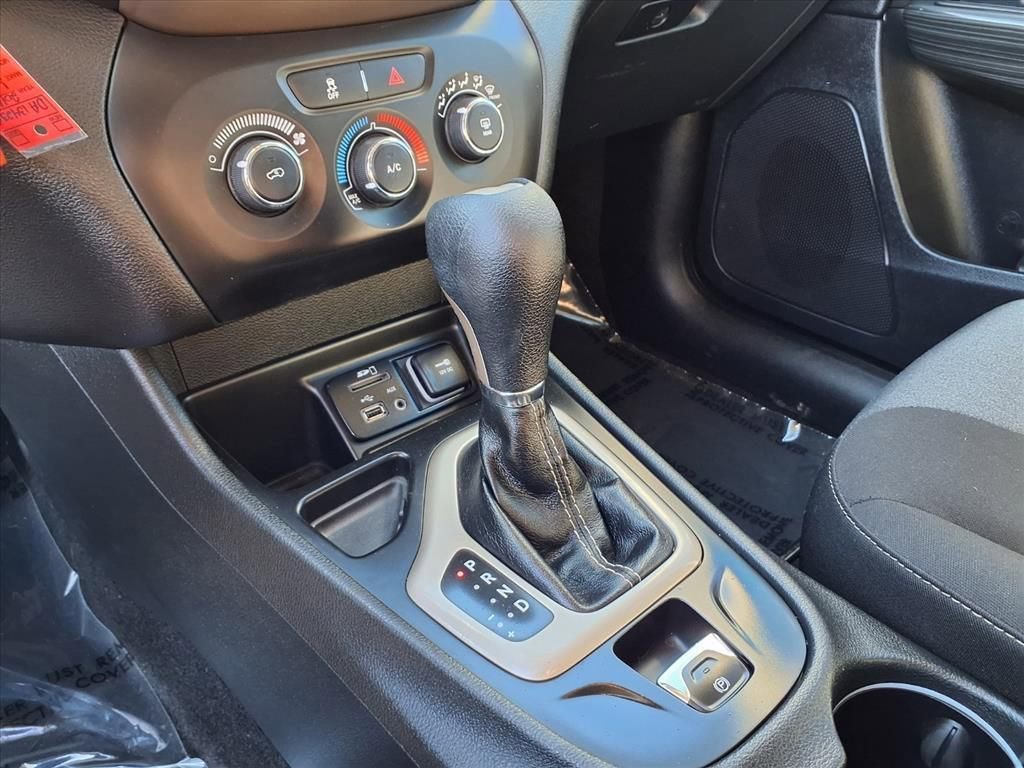 Used 2016 Jeep Cherokee Sport image 9