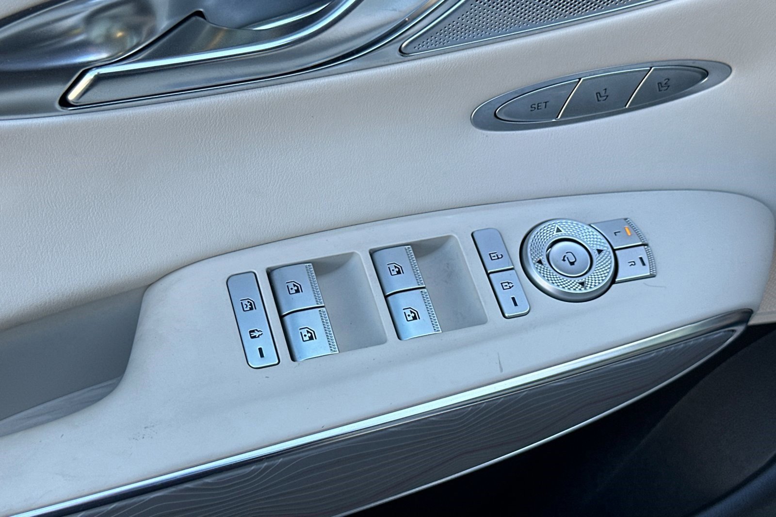 Used 2022 Genesis GV70 2.5T w/ Advanced Package image 13