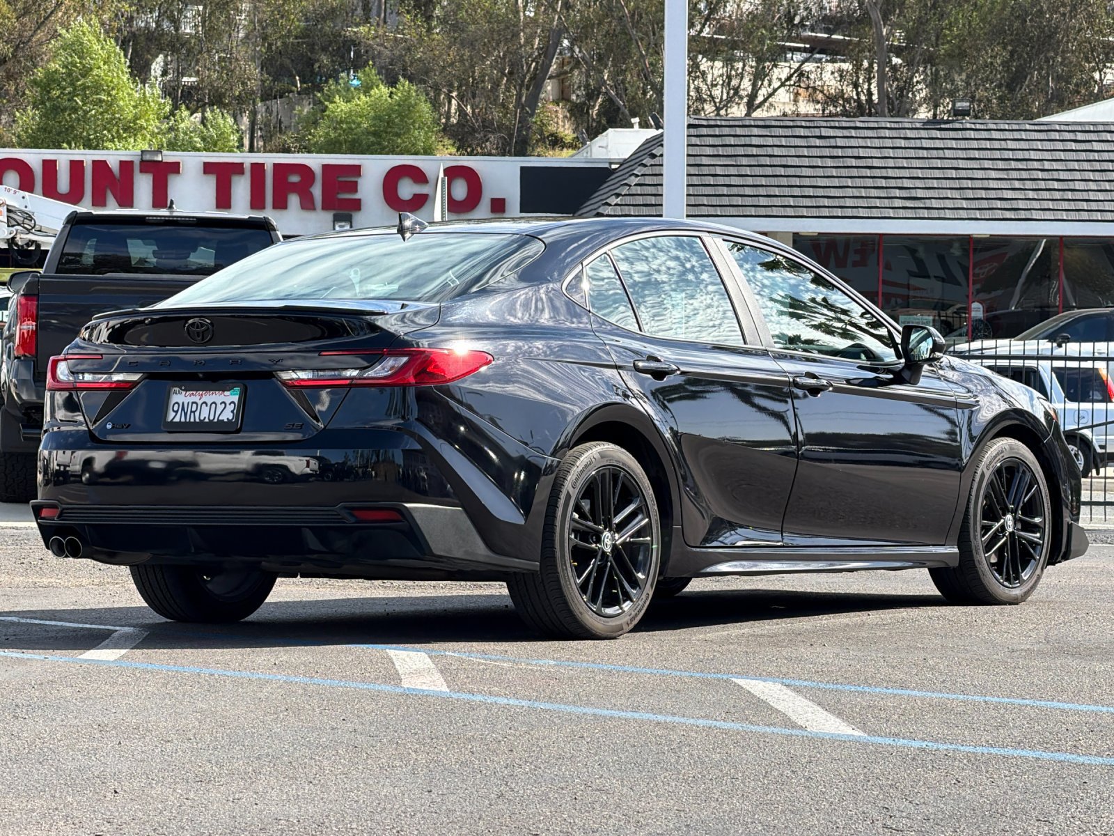 Used 2025 Toyota Camry SE w/ Convenience Package FWD image 5