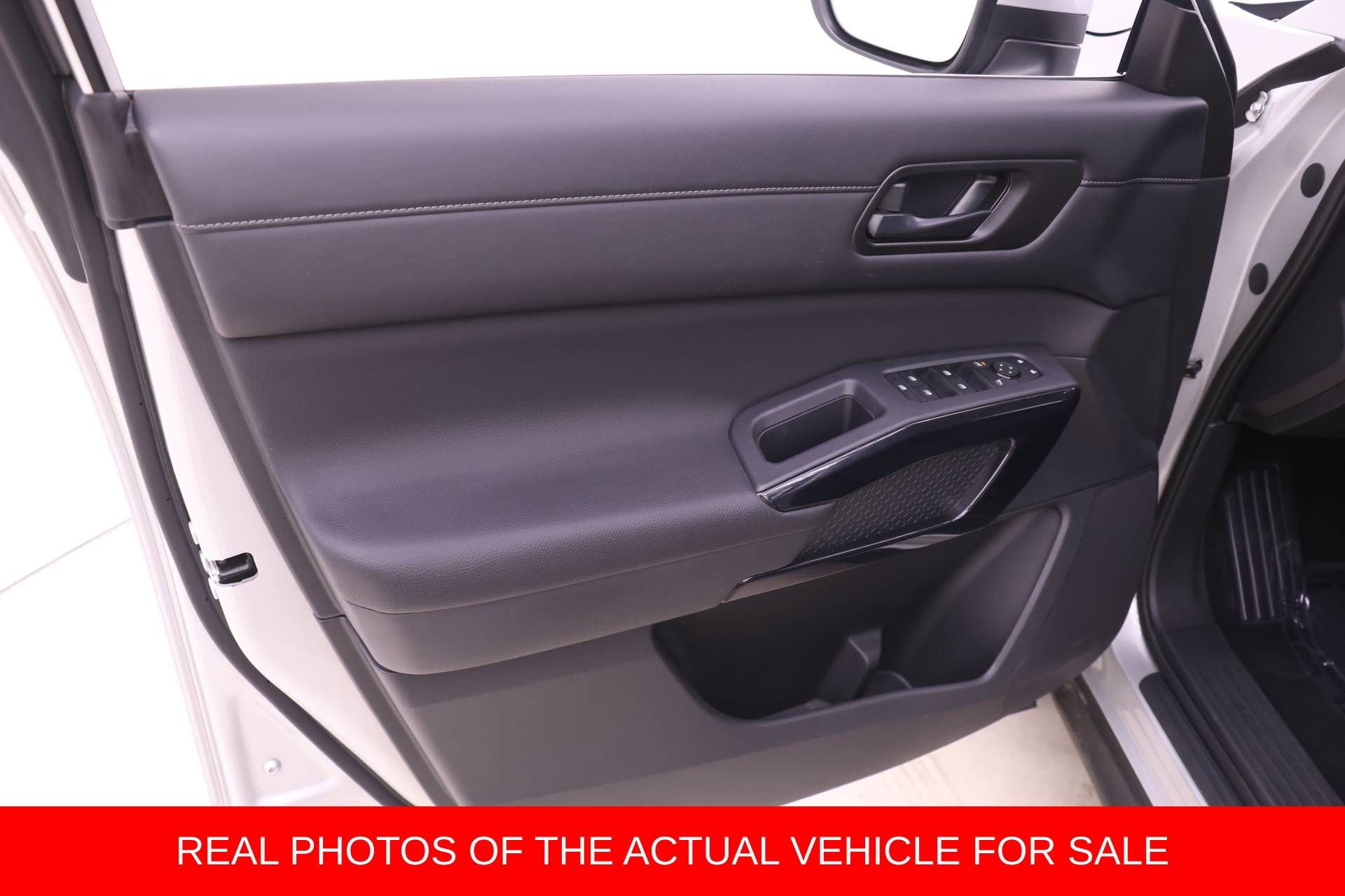 Used 2025 Nissan Pathfinder SV FWD image 9