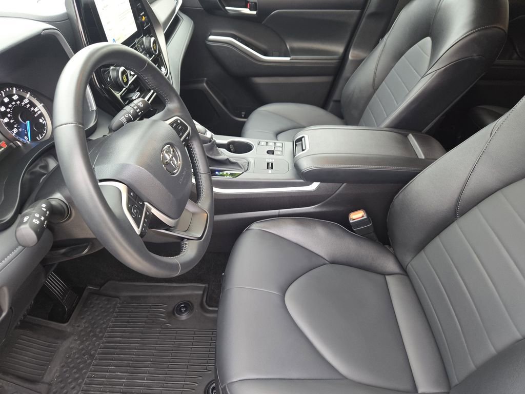 Used 2025 Toyota Highlander XLE AWD/4WD image 15