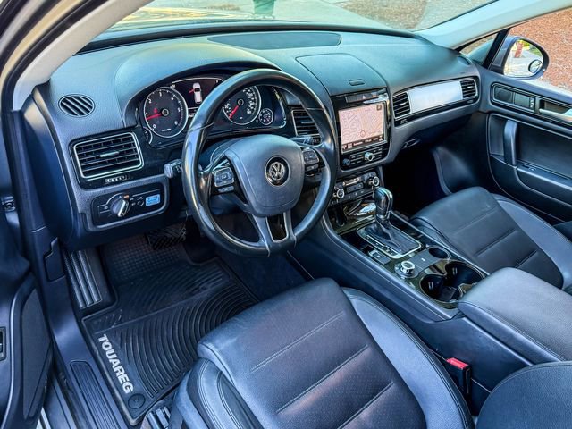 Used 2013 Volkswagen Touareg Sport image 24