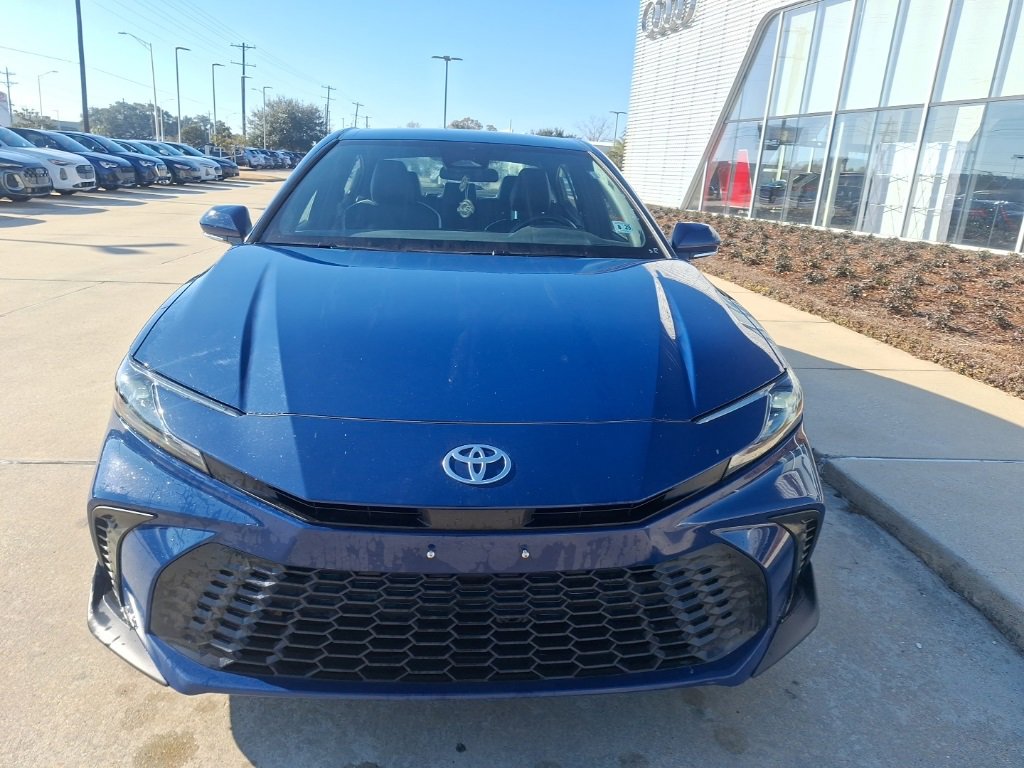 Used 2025 Toyota Camry SE image 3