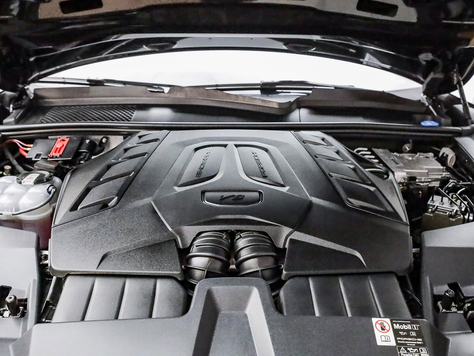 Used 2025 Porsche Cayenne S image 31