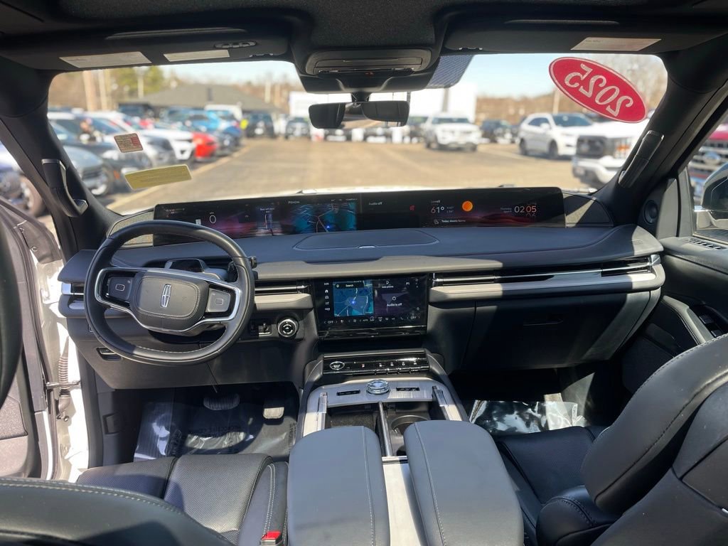 Used 2025 Lincoln Navigator Reserve w/ Jet Appearance Package image 12
