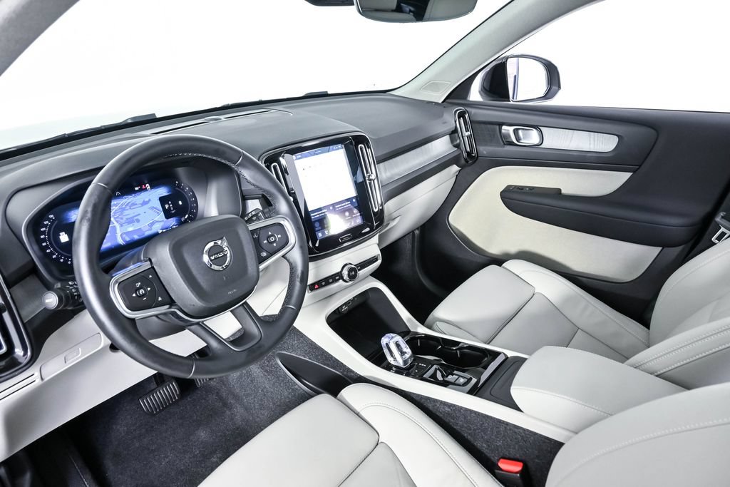 Certified 2026 Volvo XC40 B5 Plus AWD/4WD image 6