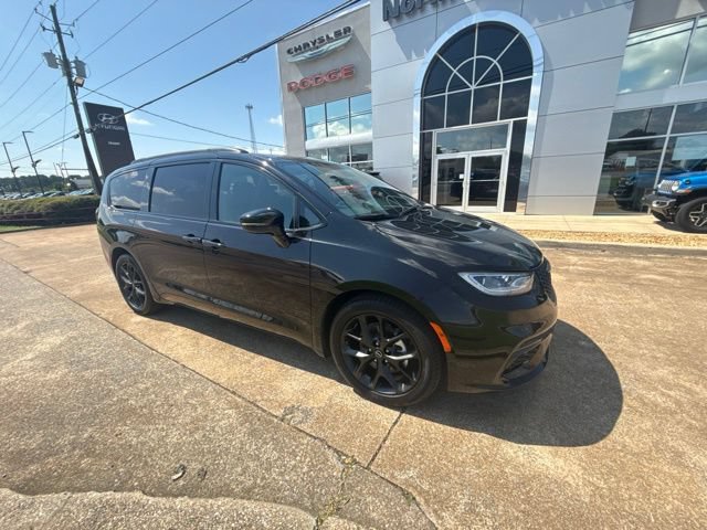 Used 2025 Chrysler Pacifica Limited w/ Uconnect Theater Family Group FWD image 2