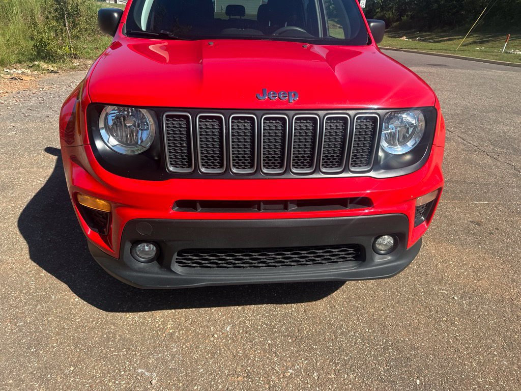 Used 2022 Jeep Renegade Latitude w/ Sun/Sound Group AWD/4WD image 3