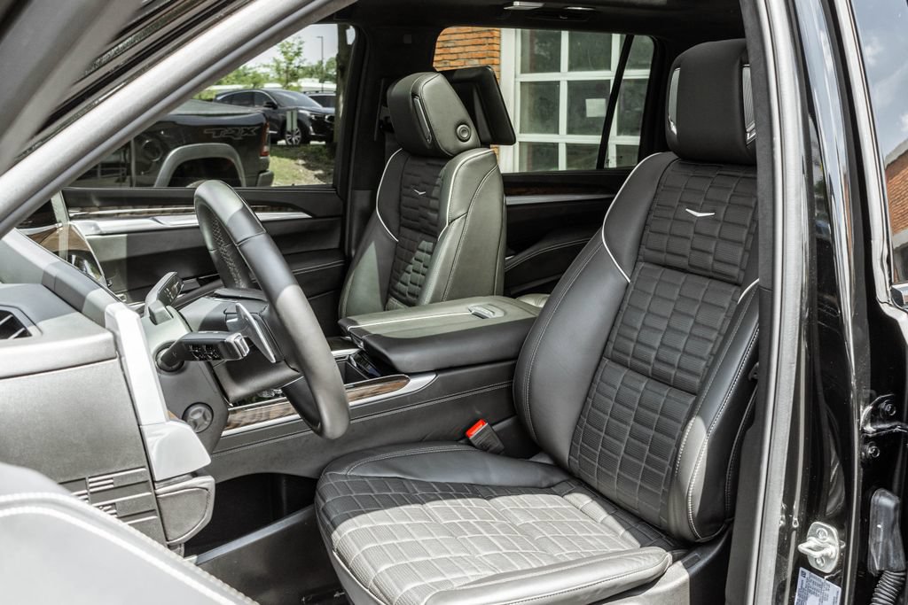 Used 2025 Cadillac Escalade ESV Sport Platinum AWD/4WD image 6