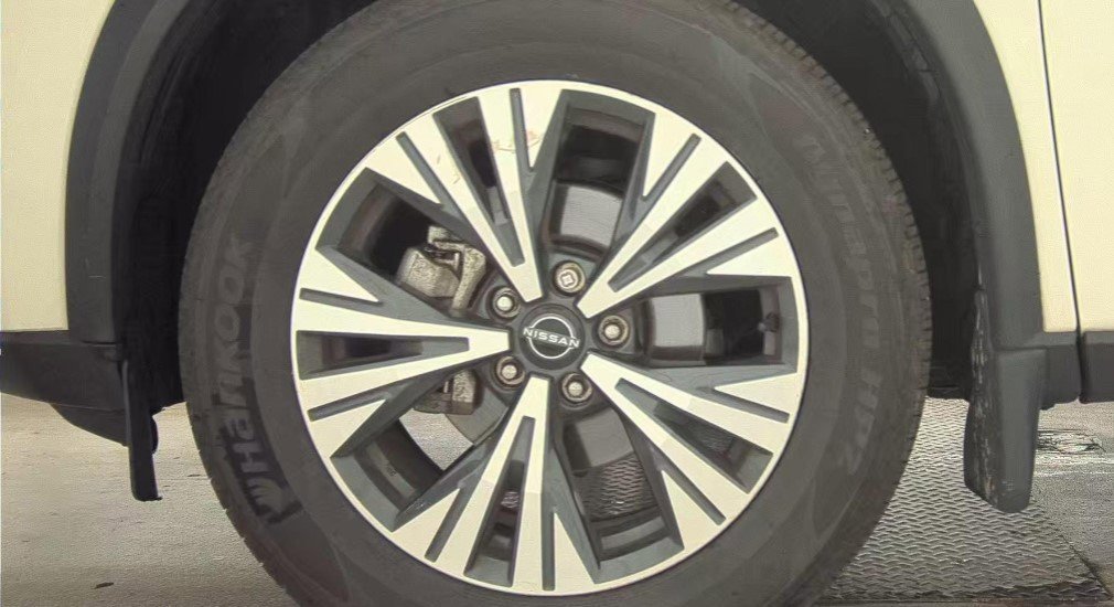 Used 2023 Nissan Rogue SV w/ SV Premium B Package image 9