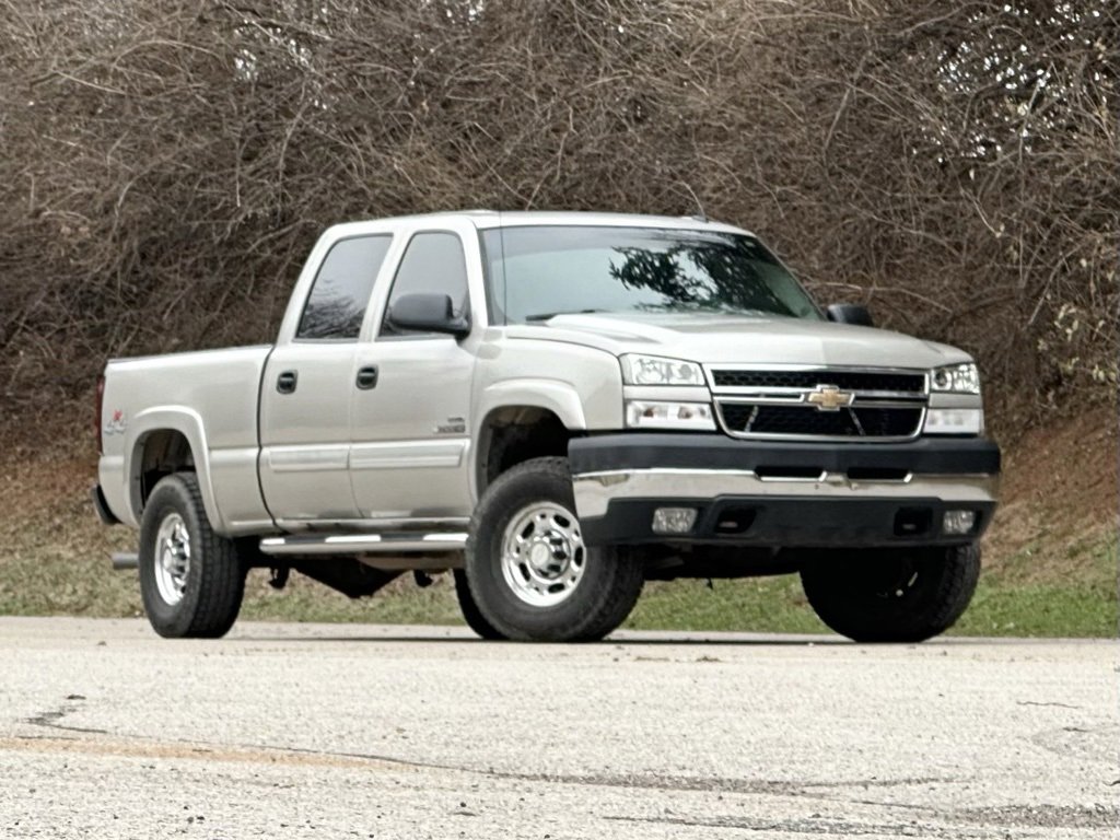 Used 2006 Chevrolet Silverado 2500 LT w/ Heavy-Duty Power Package image 2