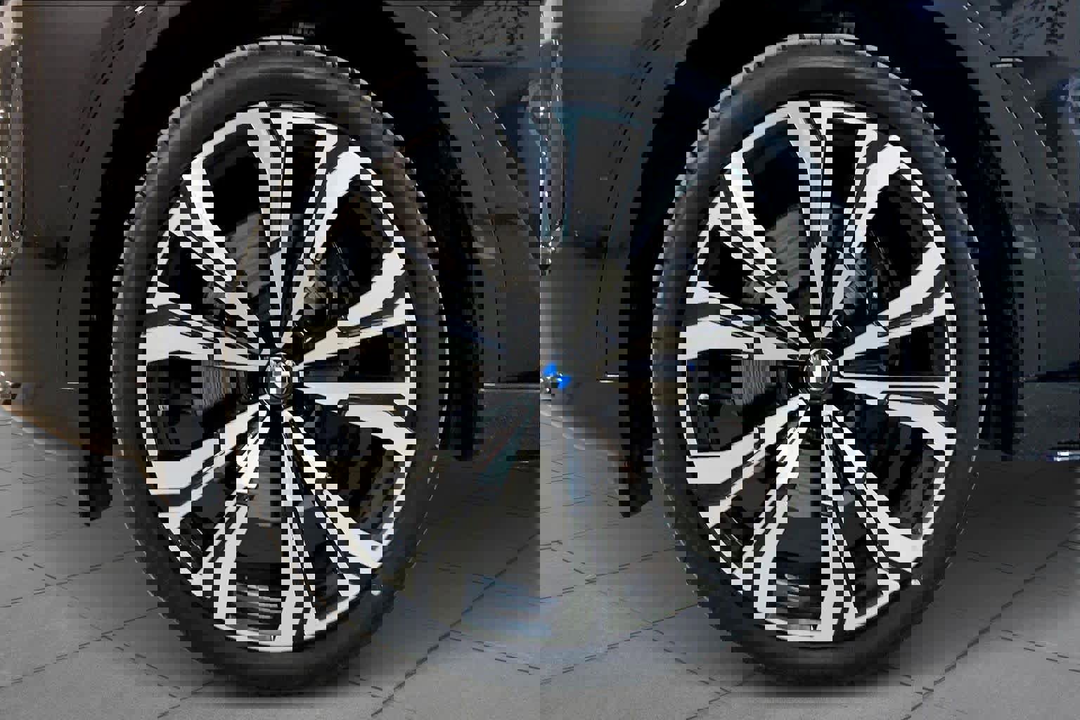 Used 2024 BMW X7 M60i w/ Executive Package image 11