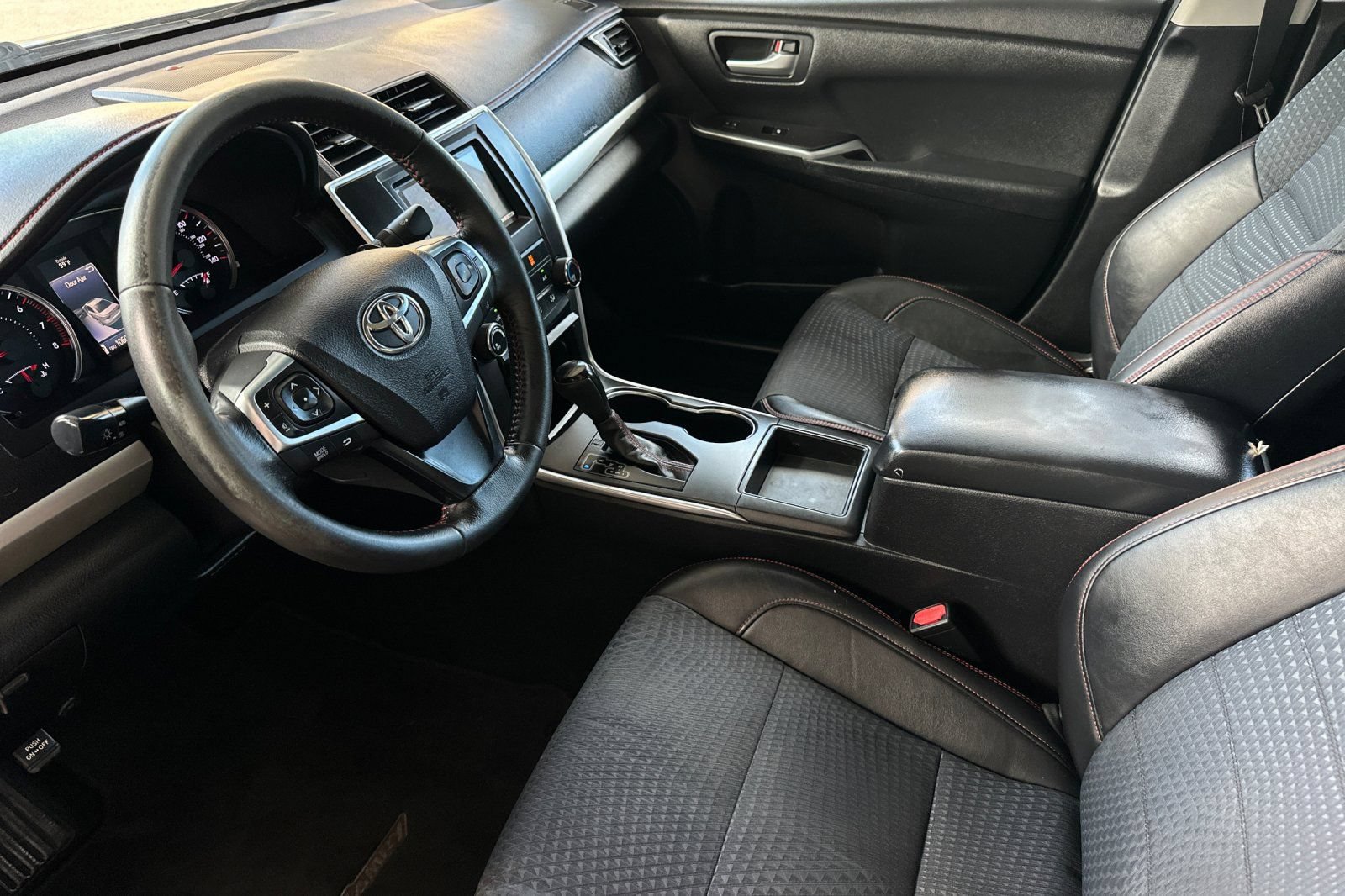 Used 2015 Toyota Camry SE w/ Moonroof Package FWD image 9