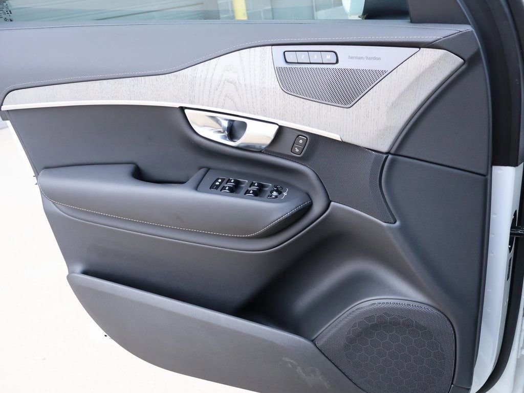 Used 2025 Volvo XC90 B6 Ultra w/ Protection Package Premier image 37