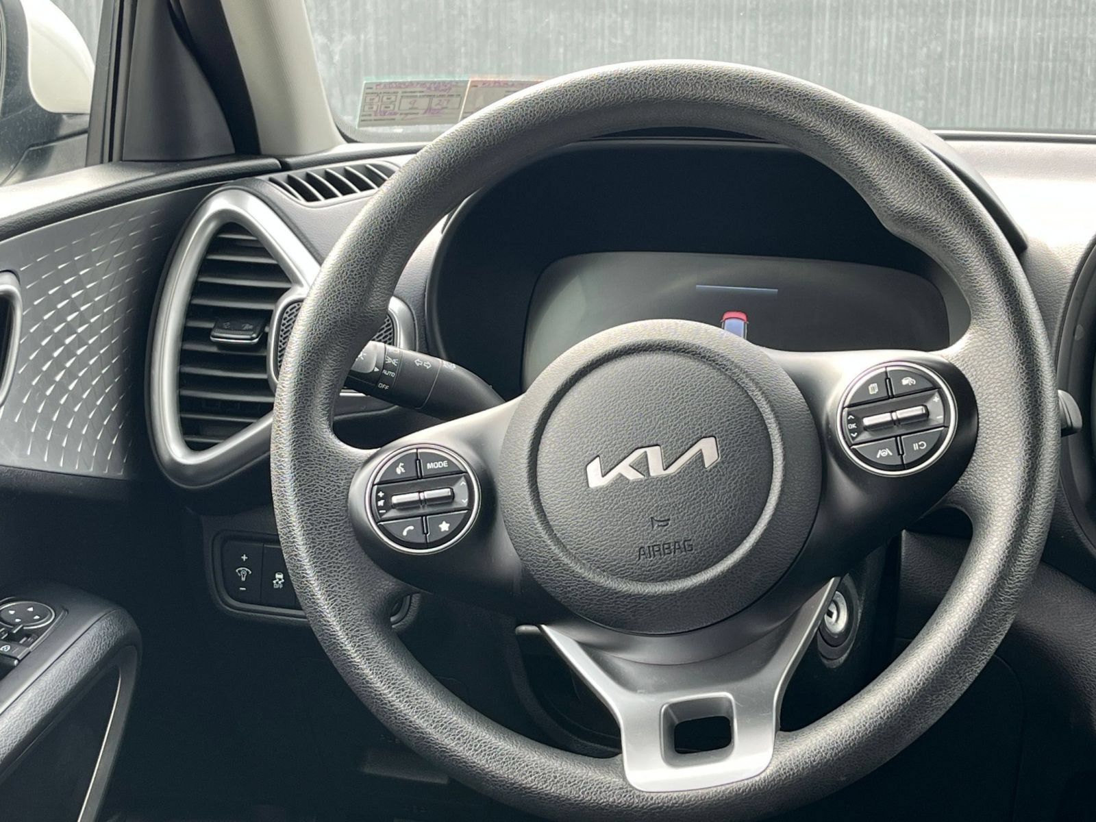 Used 2025 Kia Soul LX w/ LX Technology Package FWD image 25
