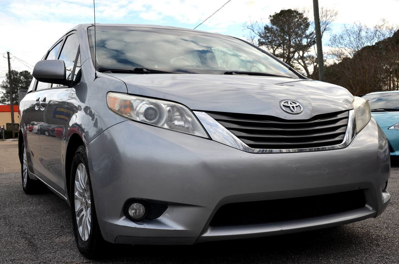 Used 2013 Toyota Sienna XLE image 3