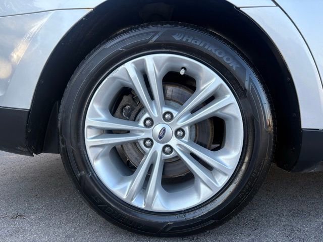 Used 2016 Ford Taurus SE FWD image 15