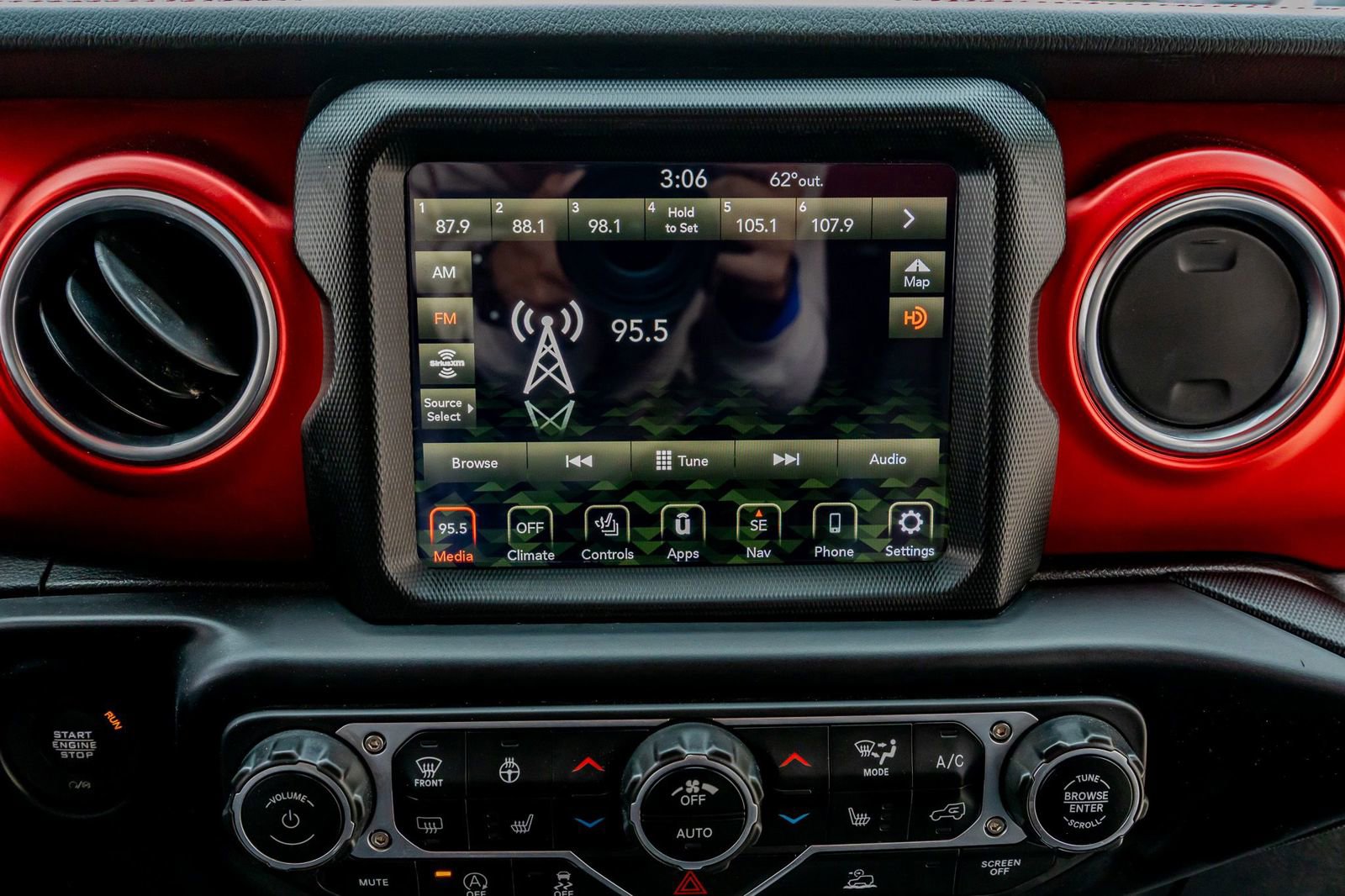 Used 2022 Jeep Gladiator Rubicon w/ LED Lighting Group AWD/4WD image 23