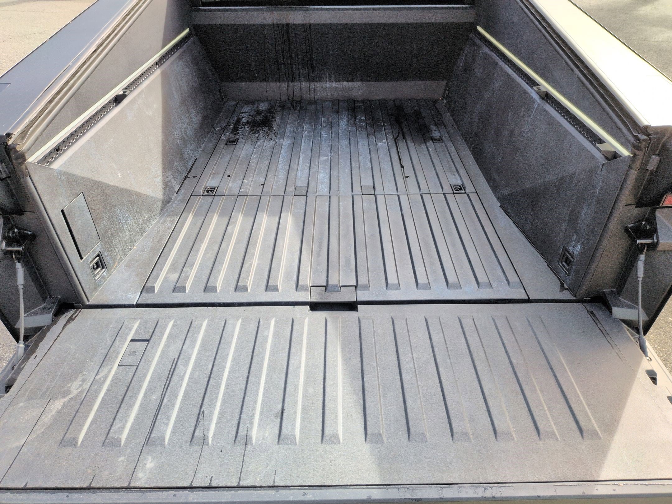 Used 2024 Tesla Cybertruck AWD Crew Cab image 31