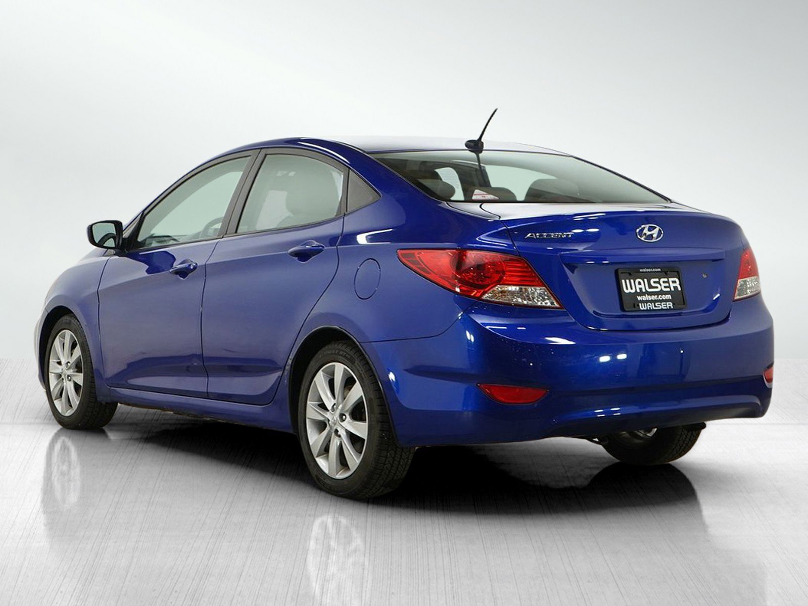 Used 2013 Hyundai Accent GLS w/ Premium Pkg FWD image 3
