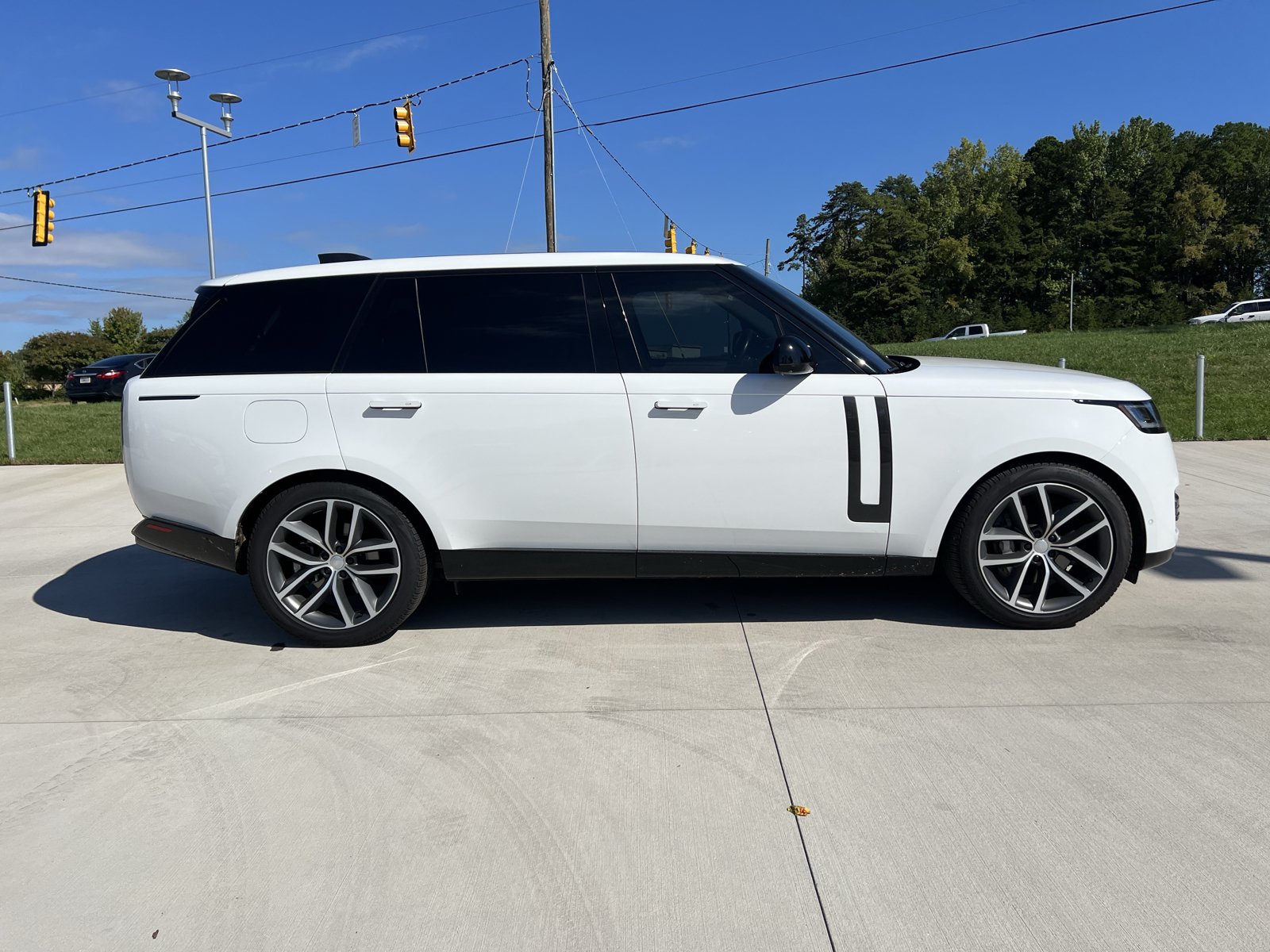 Used 2024 Land Rover Range Rover Long Wheelbase SE AWD/4WD image 9