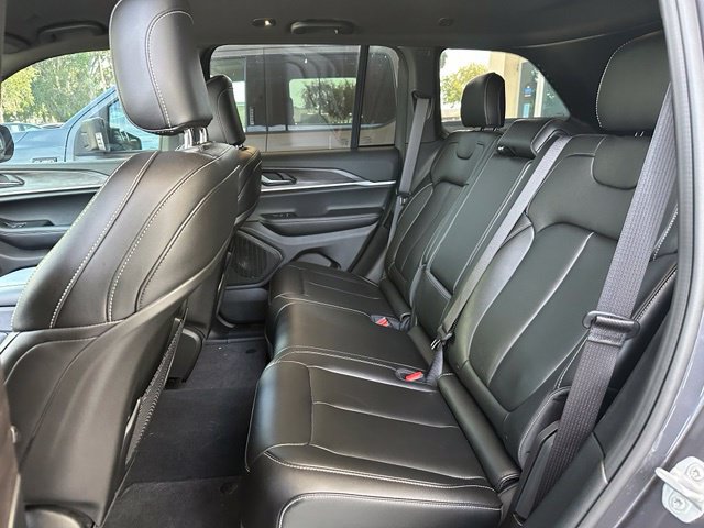 Used 2025 Jeep Grand Cherokee Limited RWD image 15
