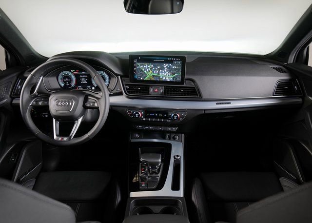 Certified 2025 Audi Q5 2.0T Premium Plus image 9
