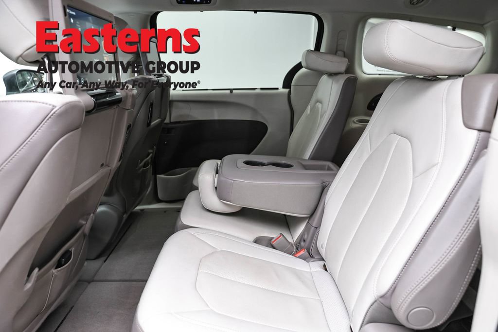 Used 2017 Chrysler Pacifica Touring-L Plus w/ Advanced Safetytec Group FWD image 22