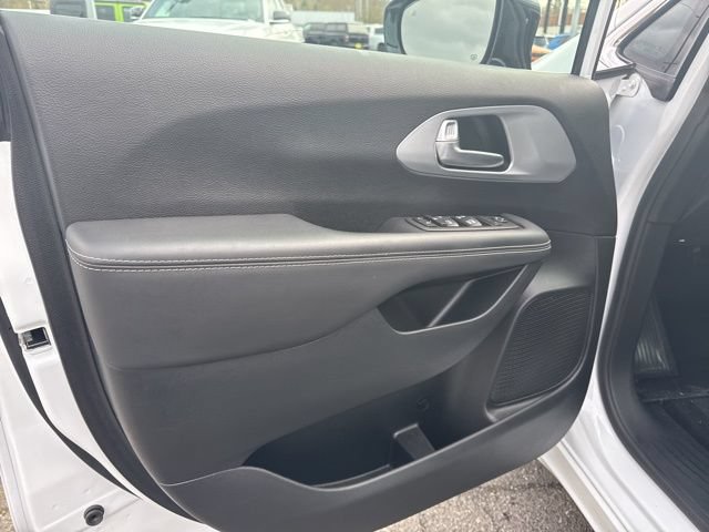 Used 2024 Chrysler Pacifica Touring FWD image 19