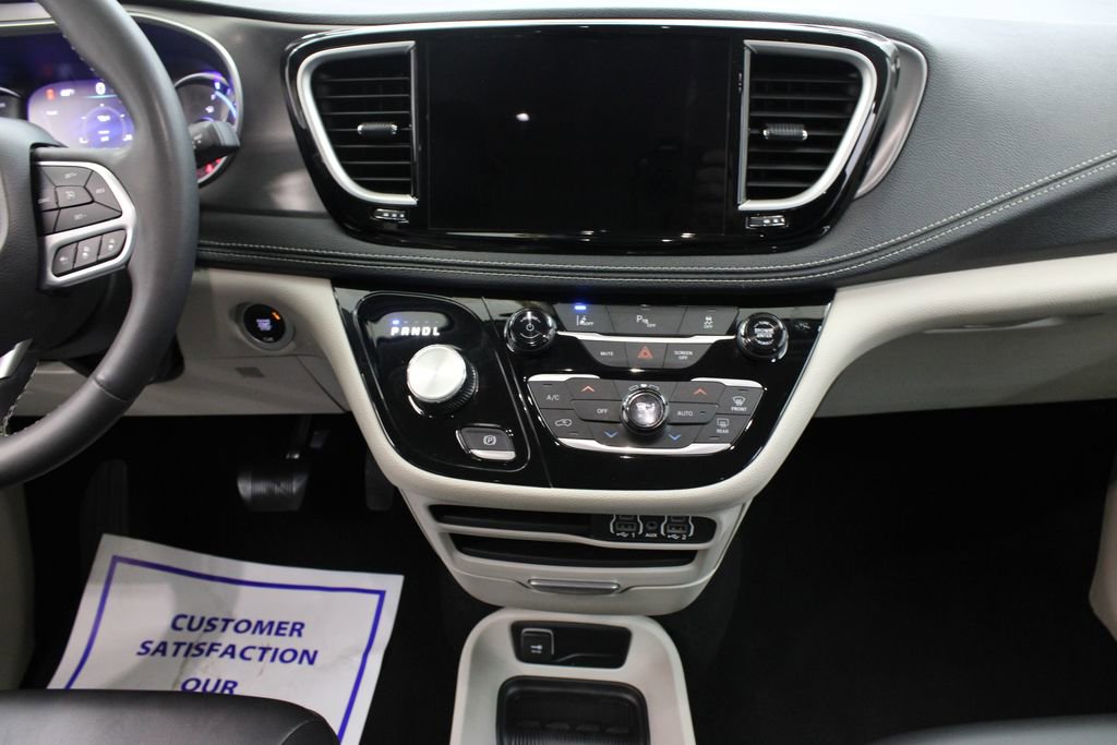 Used 2023 Chrysler Pacifica Touring-L image 23