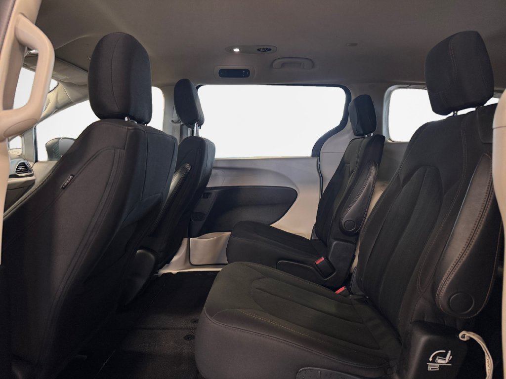 Used 2018 Chrysler Pacifica LX FWD image 24