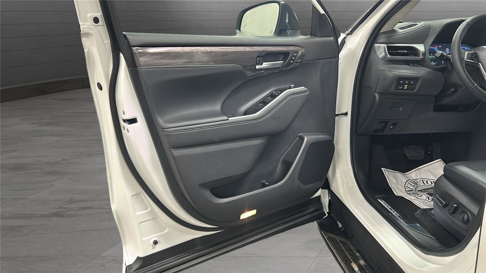 New 2026 Toyota Highlander Platinum image 16