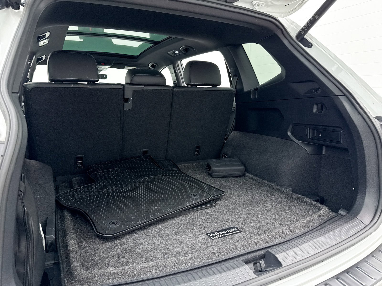 Used 2022 Volkswagen Tiguan SEL R-Line image 38