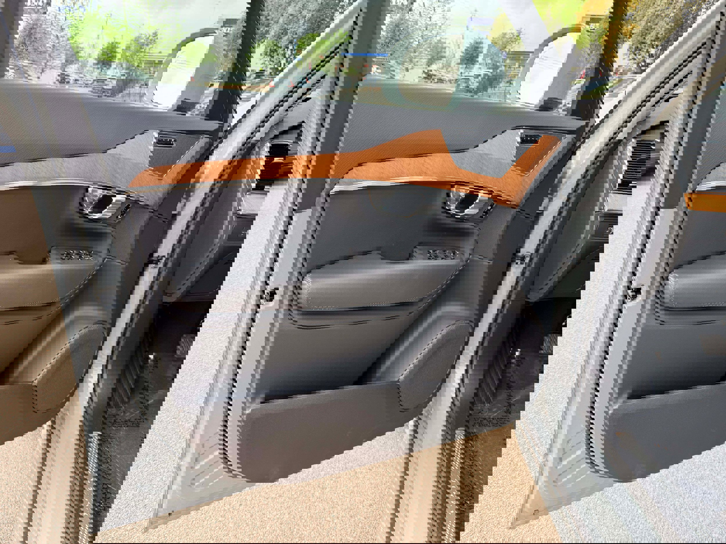 Certified 2025 Volvo XC90 B6 Ultra image 10