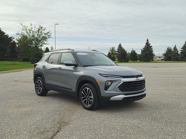 Used 2024 Chevrolet TrailBlazer LT w/ Convenience Package FWD image 3