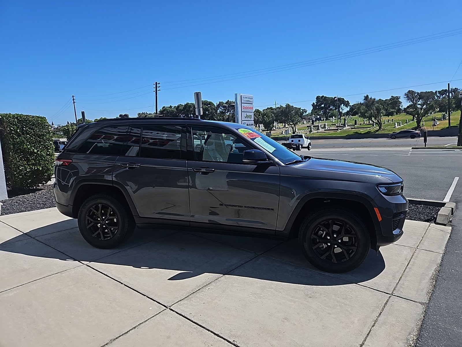 Used 2024 Jeep Grand Cherokee Altitude AWD/4WD image 7