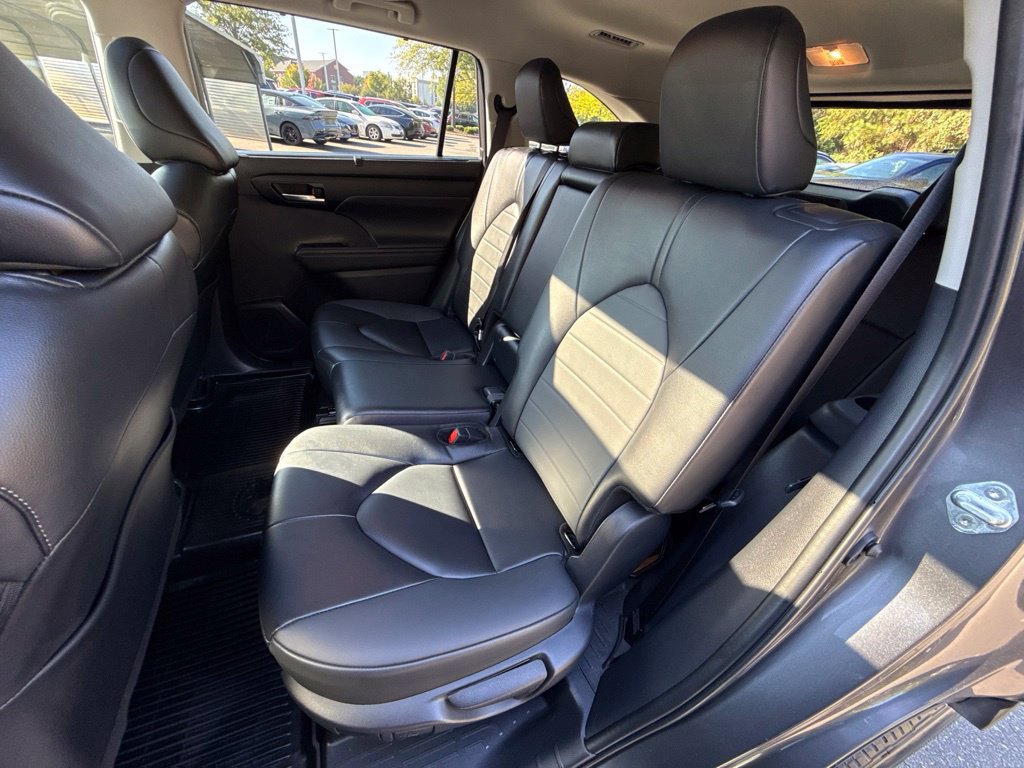 Used 2024 Toyota Highlander XLE AWD/4WD image 28