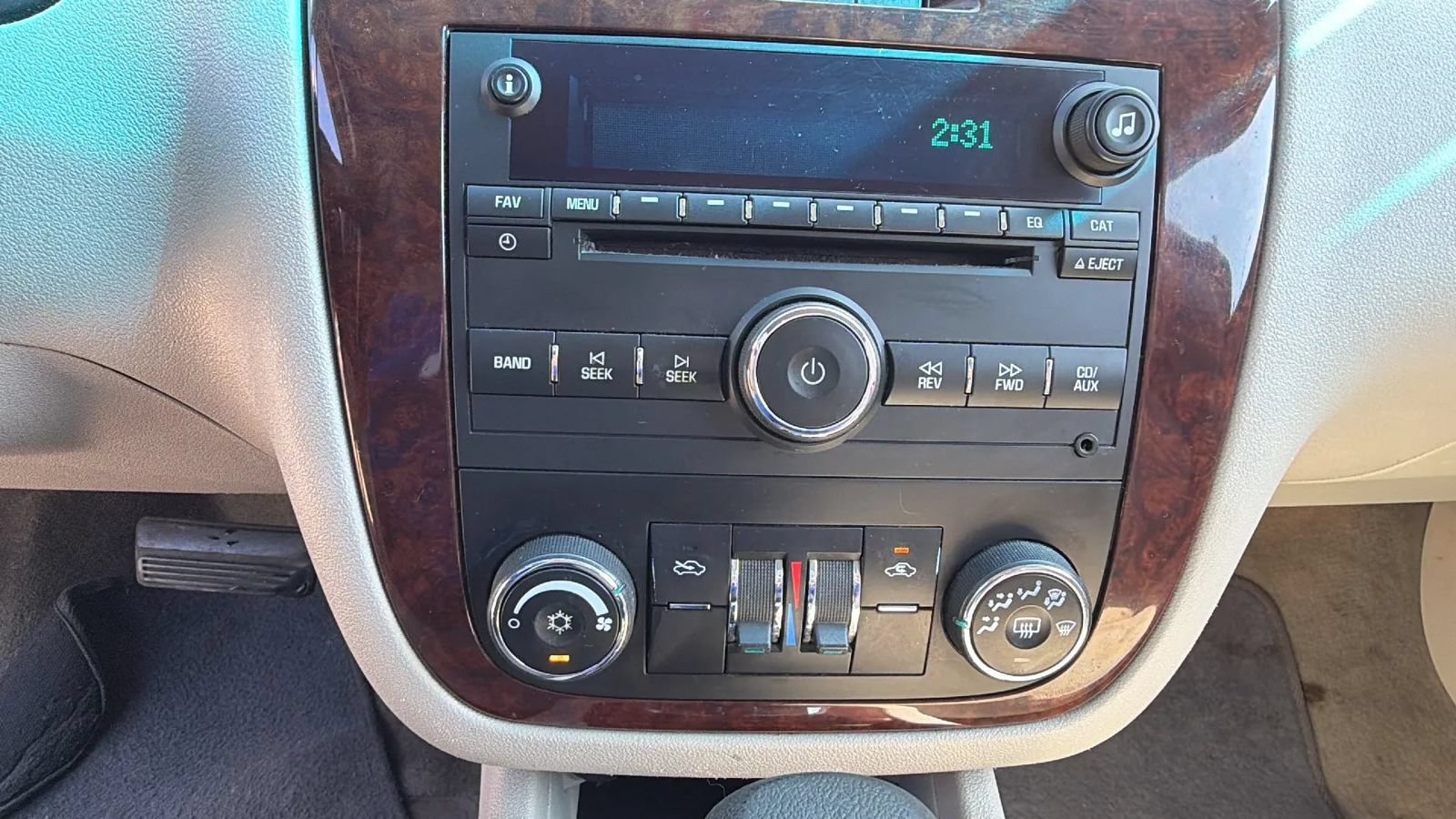 Used 2011 Chevrolet Impala LT FWD image 23