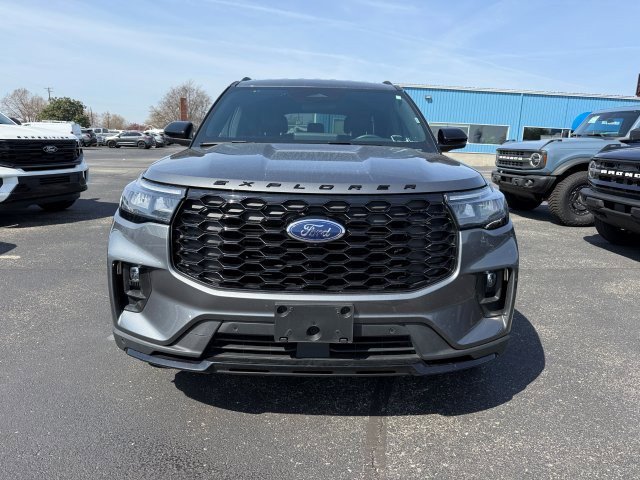 Used 2025 Ford Explorer ST-Line w/ ST-Line Street Pack AWD/4WD image 2