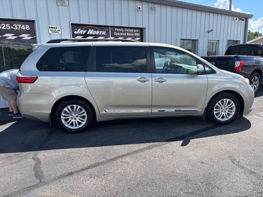 Used 2017 Toyota Sienna XLE w/ XLE Navigation Package FWD image 2