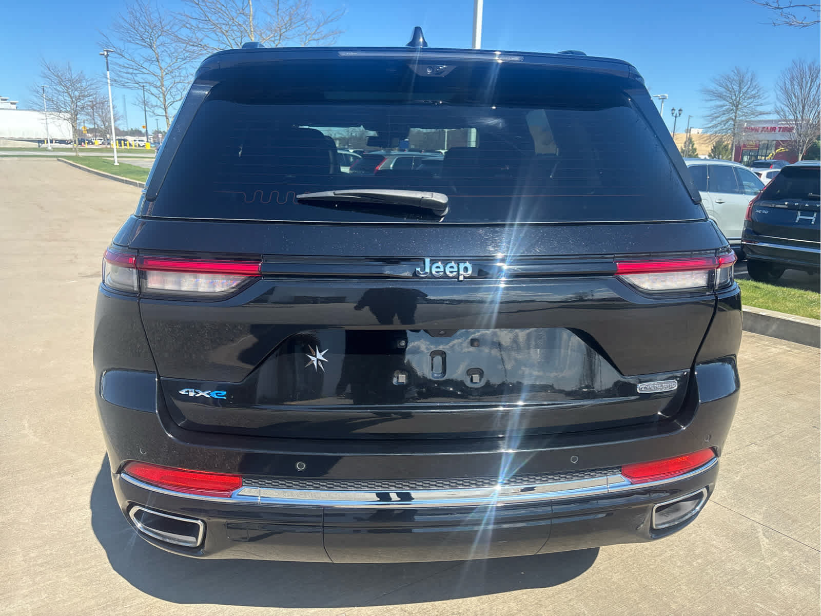 Used 2023 Jeep Grand Cherokee Overland w/ Luxury Tech Group IV AWD/4WD image 6